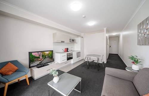 Greenway Appartement | Lakeside 1-Bed with A/C, Parking & Balcony