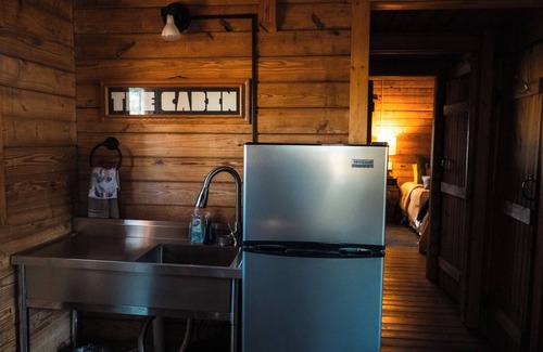 Hattieville Cabine | lakeside 3: Charming 2-bedroom cabin with AC and WiFi in peaceful Solgohachia