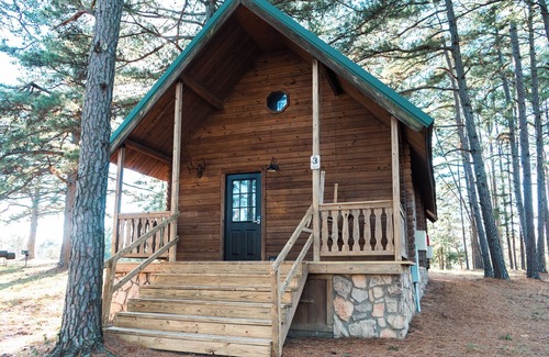 Hattieville Cabine | lakeside 3: Charming 2-bedroom cabin with AC and WiFi in peaceful Solgohachia
