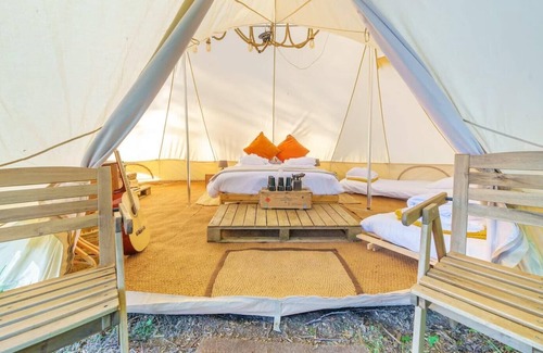 Nunney Location De VR | Lakeside Bell Tent - Canvas Suite at Marston Park