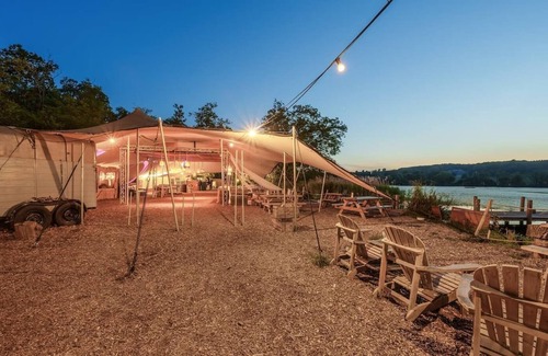 Nunney Location De VR | Lakeside Bell Tent - Canvas Suite at Marston Park