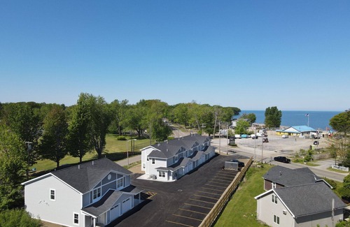 Lake Erie Beach Copropriété | Lakeside Bliss- Close to Highmark Stadium, home of the Bills!