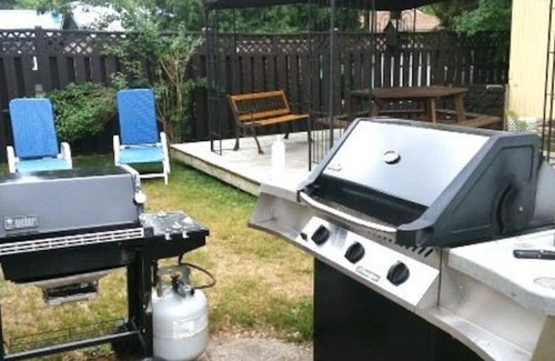 Lambton Shores Appartement | Lakeside Breeze, 7ppl Private Patio, walk to beach