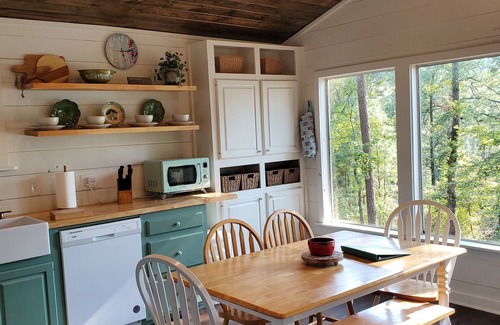Avinger Maison | Lakeside Cabin on Lake O' the Pines Tx