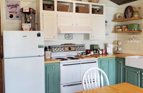 Avinger Maison | Lakeside Cabin on Lake O' the Pines Tx