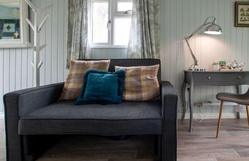 Pitchcombe Cabine | Lakeside Cabin on Stilts- 'Kingfisher'