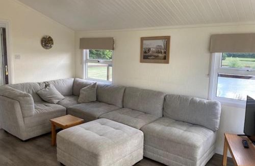 Bethersden Chalet De Ski | Lakeside cabin set in the Kentish countryside