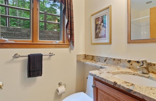 Barnstead Chalet De Ski | Lakeside Charm, Private Beach, Gun Stock, Locke Lake, all season memories