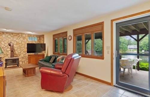 Barnstead Chalet De Ski | Lakeside Charm, Private Beach, Gun Stock, Locke Lake, all season memories