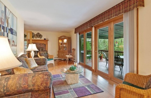 Barnstead Chalet De Ski | Lakeside Charm, Private Beach, Gun Stock, Locke Lake, all season memories