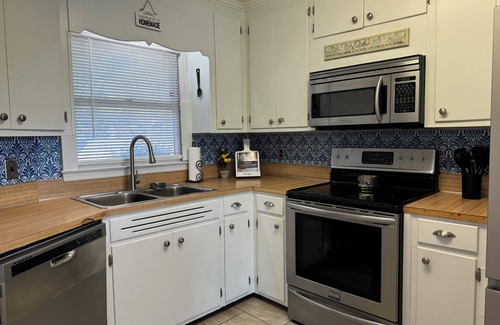 Santee Maison | Lakeside Charming 2-bedroom house in lovely Santee with AC, WiFi