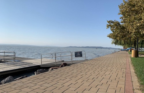 Csopak Copropriété | Lakeside condo with beach access