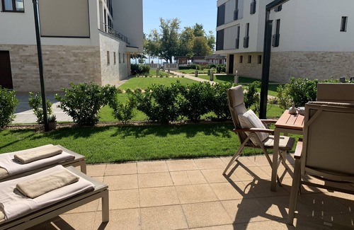 Csopak Copropriété | Lakeside condo with beach access