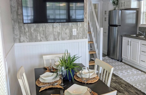 Elwood Location De VR | Lakeside Cottage Rental in Seasonal Campground