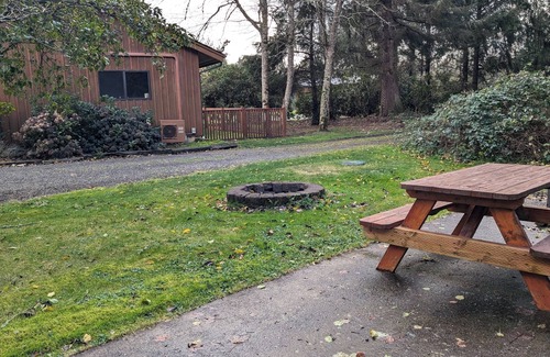 Long Beach Cottage | Lakeside Cottage -Coastal Retreat–30+ Day Stay; Creatives, Remote Workers & More