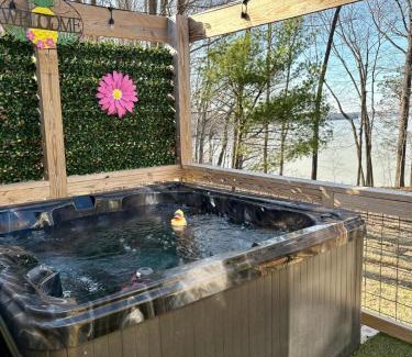 Scottsville Maison | Lakeside cottage w/3 bed, 2 bath & spectacular view!