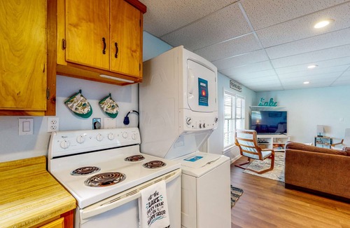 Bowie Maison | Lakeside dog-friendly retreat with covered patio