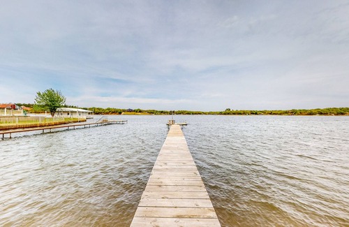 Bowie Maison | Lakeside dog-friendly retreat with covered patio