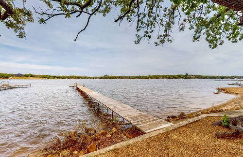Bowie Maison | Lakeside dog-friendly retreat with covered patio