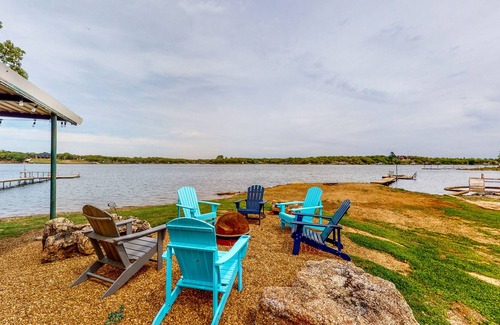 Bowie Maison | Lakeside dog-friendly retreat with covered patio