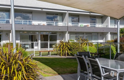 Hilltop Appartement | Lakeside Gem: Your Modern Retreat