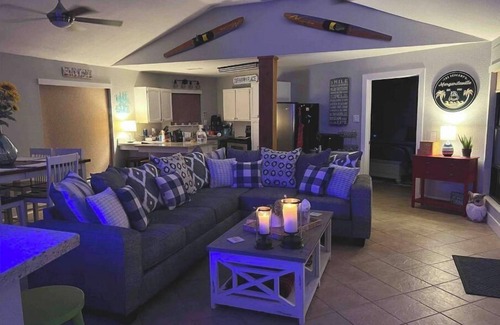 West Livingston Maison | ~ Lakeside Getaway In a Small Town ~