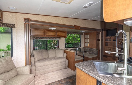 Heath Copropriété | Lakeside Getaway: Pool, Sauna, 2BR Over Garage Condo and RV, Fishing, Playground, Basketball Court!