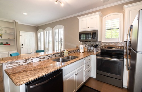 Heath Copropriété | Lakeside Getaway: Pool, Sauna, 2BR Over Garage Condo and RV, Fishing, Playground, Basketball Court!