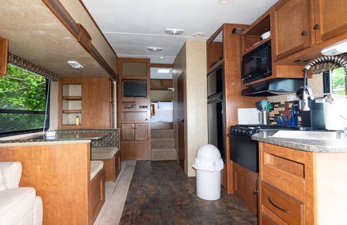 Heath Copropriété | Lakeside Getaway: Pool, Sauna, 2BR Over Garage Condo and RV, Fishing, Playground, Basketball Court!
