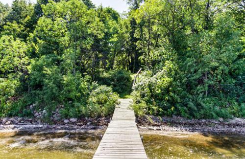 Clitherall Maison | Lakeside Getaway with Dock West Battle Lake Cabin