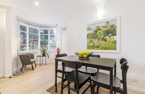 South Melbourne Appartement | Lakeside Glow - Stylish Retreat near Beach & Markets