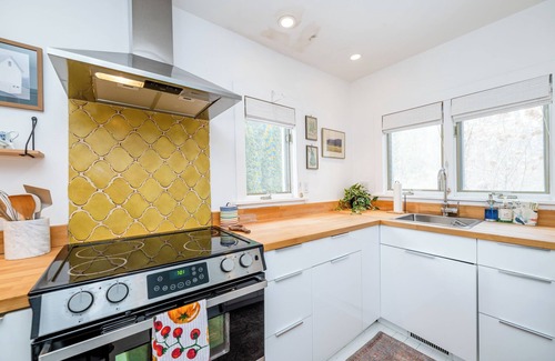 Lakeside Maison | Lakeside Home Close To Beach & Private Hot Tub! (3 Nt Min!)