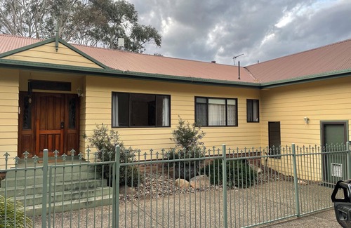 East Jindabyne Maison | Lakeside Home with views over Jindabyne to the Mountains