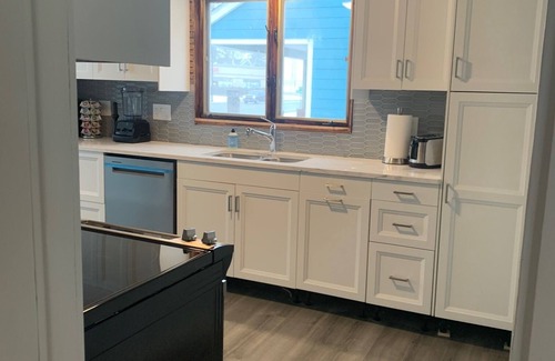 Forest Lake Cabine | Lakeside Home with Lovely Views