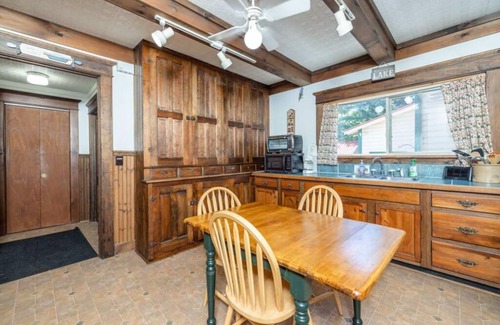 Inlet Maison | Lakeside House Overlooking Beautiful 4th Lake@ Stiefvater's Lakeside Cottages