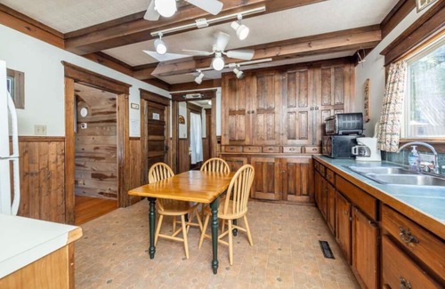 Inlet Maison | Lakeside House Overlooking Beautiful 4th Lake@ Stiefvater's Lakeside Cottages
