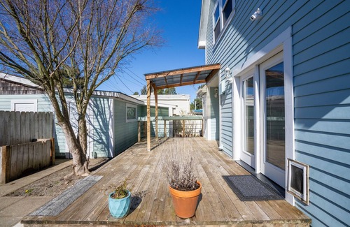 Lakeside Maison | Lakeside house with access to dunes, lakes, and the ocean!