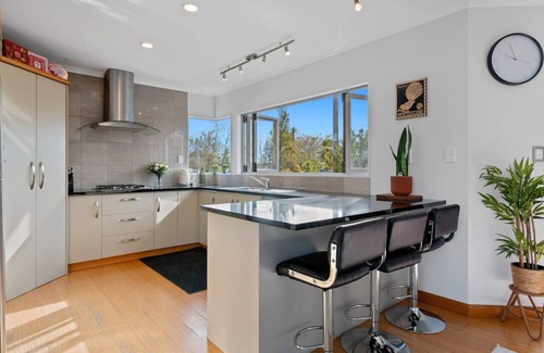 Kawaha Point Maison | 5BR-Sleeps 12, 50m to Lake Near CBD & Attractions