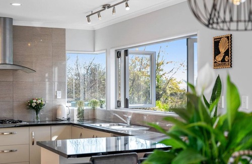 Kawaha Point Maison | 5BR-Sleeps 12, 50m to Lake Near CBD & Attractions