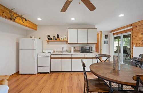 Reed City Maison | Lakeside Lodge Retreat