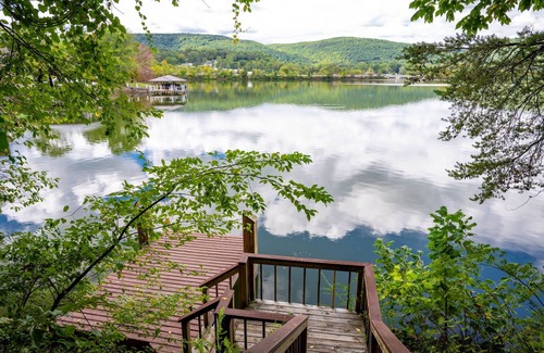 Soddy-Daisy Maison | Lakeside Luxury: Private Dock, Kayaks, Game Room