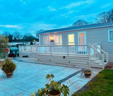 Clacton-on-Sea Maison | Lakeside mini lodge