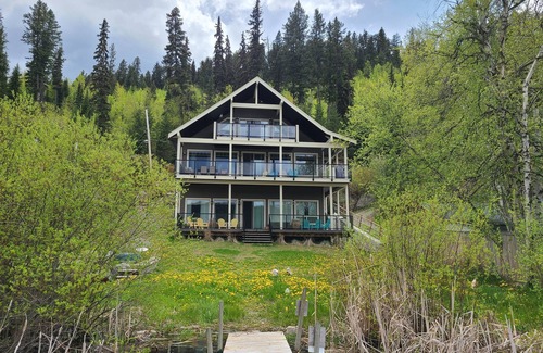 Pinantan Lake Cottage | Lakeside retreat for year-round fun, perfect for families and quiet getaways.