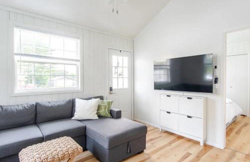 Hartland Maison | Lakeside Retreat - Cozy Cottage with Firepit