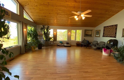 Saint Laurent Maison | Lakeside Retreat w/panoramic lake views, swim spa & Yoga/Meditation/Art studio
