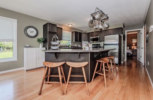 Lion's Head Maison | Lakeside Retreat with Hot Tub & Dock