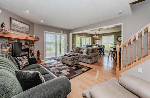 Lion's Head Maison | Lakeside Retreat With Hot Tub & Dock