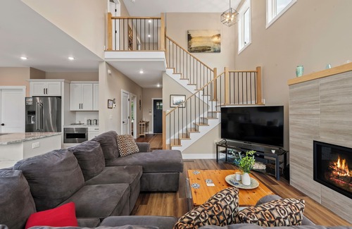 Penn Lake Park Maison | Lakeside Serenity by AvantStay | Lakefront, Newly Built, Deck w/ Views!