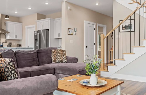 Penn Lake Park Maison | Lakeside Serenity by AvantStay | Lakefront, Newly Built, Deck w/ Views!