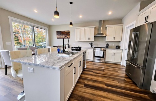 Penn Lake Park Maison | Lakeside Serenity by AvantStay | Lakefront, Newly Built, Deck w/ Views!